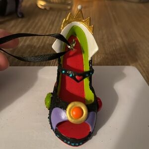 Disney, the queen shoe ornament in excellent condition collectible